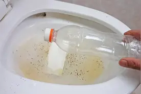 马桶堵了不用愁，一个塑料瓶就能疏通，方法简单，一年省下好几百视频封面