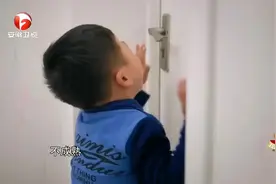 妈妈真奇葩，孩子哭闹她就给孩子吃母乳，这么大的孩子合适吗？视频封面