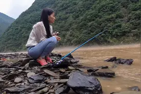 农村妹儿骑摩托去钓鱼，信心满满的，看看成果如何视频封面