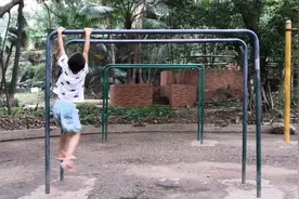 6岁也能玩单杠，小小运动达人，我就喜欢运动！视频封面