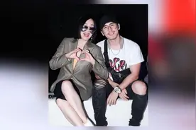 钟丽缇夫妇看女儿走秀不忘撒狗粮 对镜俏皮比心恩爱十足视频封面