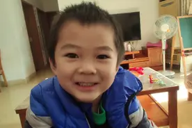 俩母子坐着聊天，妈妈突然哭了，看看3岁多的儿子会是什么反应视频封面