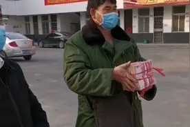 朴素的大衣哥朱之文，为灾区捐款20万，又为家乡捐款200000元视频封面