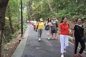 城市中心有座山名叫红军山，人们在这锻炼游玩，满满的幸福感