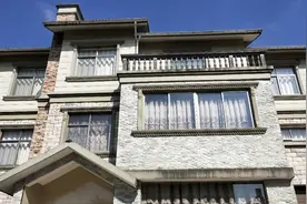 农村占地130平现代风洋楼，人字形坡屋顶独具特色，这是你的菜吗视频封面