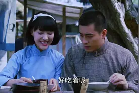 活泼可爱的女子生吃活蝌蚪，放点醋一口气喝了下去，还连连称赞视频封面