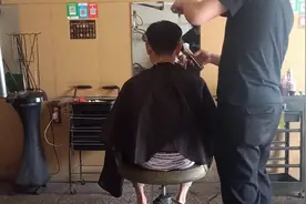 90后小武生活日记，带大家见识下农村的托尼老师，10元一人的那种视频封面