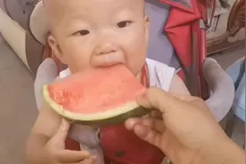 很多人都不会吃西瓜，怎样才是真正吃瓜的正确方式？来，告诉你