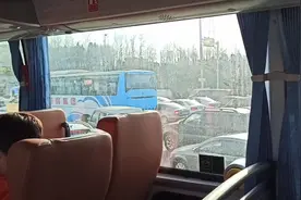 大连后盐高速口压车厉害，排长队了！收费？官媒说是……视频封面