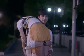 萝莉妹假装崴脚求男神背！结果男神是真的傻！顺手来个直男扛！视频封面