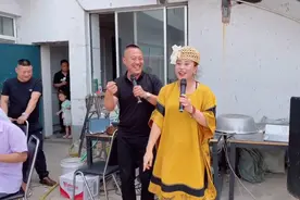 婚礼现场1000元请来二人转演员，一段《探妹》真好听，这钱花的值视频封面