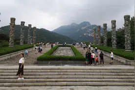 泰安的天外村，可以从这坐车上泰山