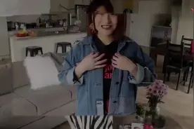 传统蓝色牛仔服+砖红色宽松裤，简约大气时尚又迷人视频封面