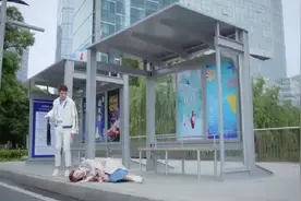 美女晕倒在地，小伙第一反应却是：一大清早就碰瓷