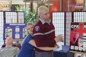 恶作剧：海姆立克急救法的尴尬，笑死你视频封面