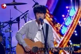 赵雷自弹吉他演奏《成都》经典民谣太好听了！