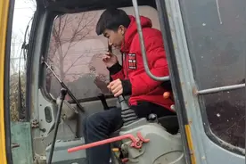 挖机下陡坡，快吓尿了视频封面