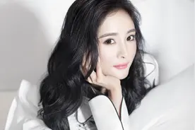 杨幂沙滩拍戏，却遭到粉丝手撕工作室，网友：这理由也太牵强了吧视频封面