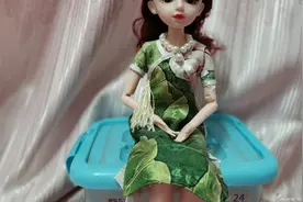 还在为芭比娃娃衣服太少而烦恼？那就跟我一起做个旗袍给她换装吧