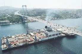 全球首艘100万吨巨舰下水，引用50项航母技术，吨位超辽宁舰20倍