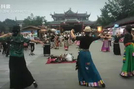 欢乐三道堰，幸福锅庄舞。视频封面
