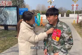 短剧：农民工不小心踩到美女的鞋，张口就要2000元，结局真解气视频封面