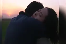 外甥紧紧抱住小姨，下定决心要帮她，渣男可要受苦了视频封面