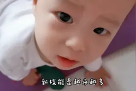 10个月宝宝独自睡觉，醒来做了啥事把妈妈吓一跳，爸妈都没教过他视频封面