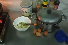 实拍: 老公半夜饿的让老婆给它做 4个蛋，一碗汤有点嫌弃😒视频封面