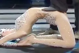瘦弱女孩自称钢铁腰，姜桂成直接站在上面，太不可思议视频封面