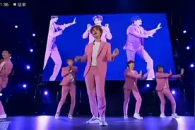 EXO:《咆哮》演出，一身粉红色西装亮相，超帅超燃!😍视频封面