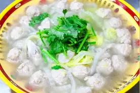 3分钟教你做白菜粉丝肉丸汤，不用炒不用炸，鲜嫩爽滑，营养健康视频封面