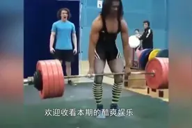 男子举重失误这生理反应太可怕了，摄像师拍下尴尬的视频封面