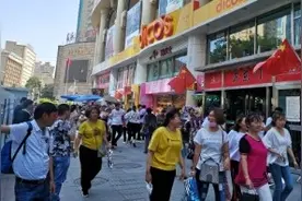 乌鲁木齐小西门商圈，逛街的人多，其中有不少维吾尔族美女