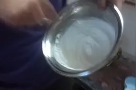 用手动打蛋器打发蛋白竞然不用十分钟，🍰做好孩子还挺喜欢吃