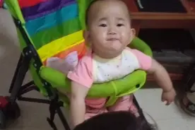 2岁半的姐姐会喂饭给8个月的妹妹吃，我的小悦长大了🌸🌸🌸