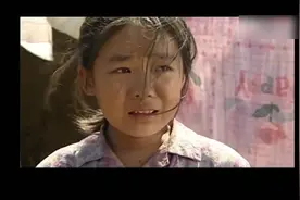 心疼！小女孩无父无母住在别人家却惨遭虐待，稍不顺心就不给饭吃视频封面