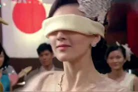 伏击:美女蒙眼捉谁就亲谁，反手捉一硬汉，竟然还亲上瘾了