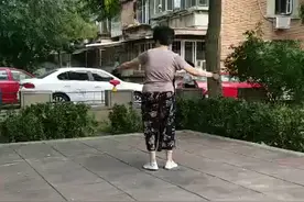 你肯定没见过👍🏻70多岁老太太凌空绳套空竹图片
