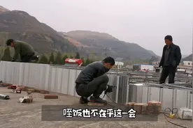 农家小院里的平房顶漏水兄弟几个给做了层纳米隔热瓦，漂亮耐用视频封面