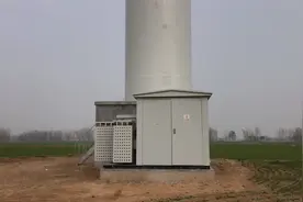 农村地区的发电风车，高达数百米，中间有道墙，有啥作用呢