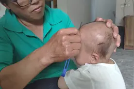 农村大妈给宝宝剃光头，结果小家伙这波操作逗的大家又好笑又无奈视频封面