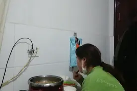 媳妇吃饭看着电视都吃快一个小时了饭都凉了，有一样的吗？