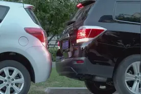 小伙想通过撞车约会美女，谁知道人家根本不吃这套！哈哈尴尬