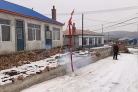 中朝边境农村过年放鞭炮，父母都在韩国打工回不来，鸭蛋自己放视频封面