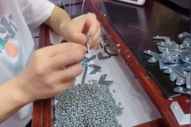 手动拧螺丝的手工活，会拧到手残，才一分五一个，只能挣个菜钱视频封面