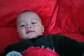 小宝宝玩得正太心，到后面怎么突然就哭得那么伤心啦！！