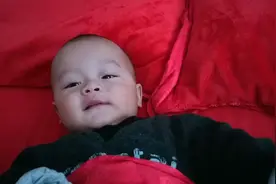 小宝宝玩得正太心，到后面怎么突然就哭得那么伤心啦！！