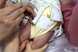 二个月的宝宝打针，孩子撕心裂肺的哭声，看着好心疼！视频封面