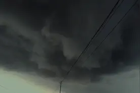 青岛的大暴雨之前的恐怖，这乌云真的是太吓人，像是跌入了深海中